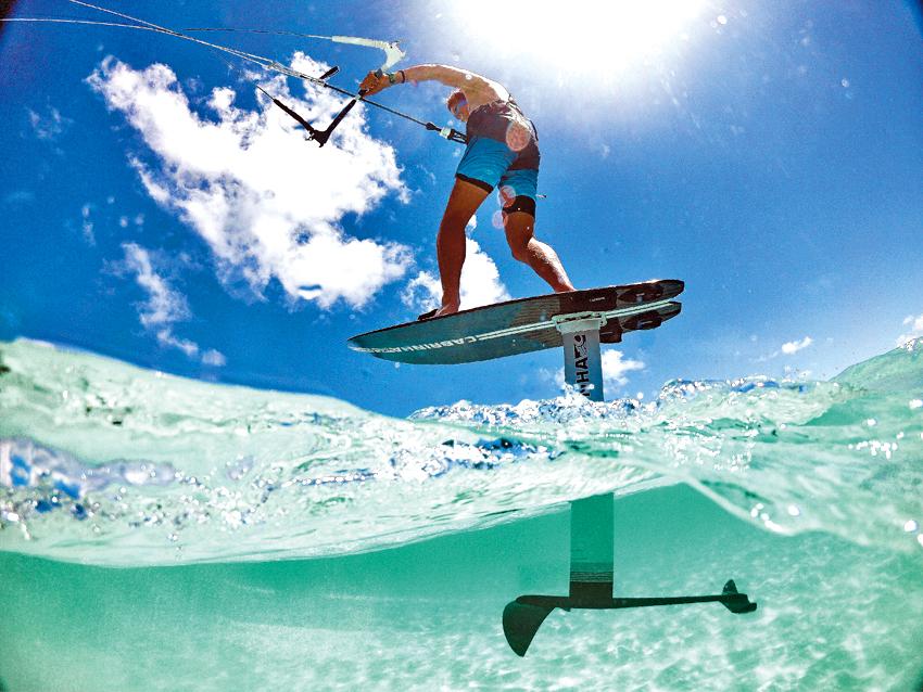 Homme glisse sur une planche pendant un stage kitefoil en Guadeloupe
