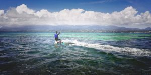 Homme glisse en kitesurf sur le lagon du petit-cul-de-sac en guadeloupe