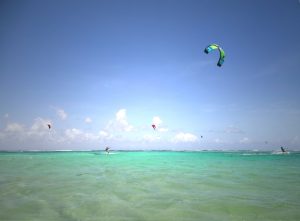 personnes pratiquant le kitesurf sur lagon turquoise en Guadeloupe