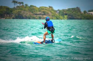 Femme glisse en kitesurf sur la mer en Guadeloupe